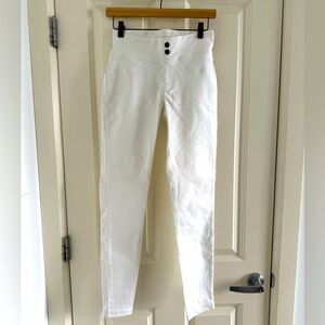 Hue size small white stretch skinny jeans. New with tags